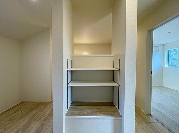 【収納】◆可動棚を設けており、ちょっとしたものも入れられる嬉しいスペースです♪