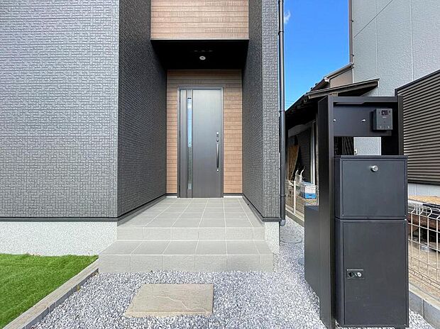 【玄関】◆TVモニター付きインターホンはカラーモニターで来訪者もひとめで分かります♪留守の間の来訪者が確認できる嬉しい録画機能付き！お子様が一人で留守番の間も安心です。