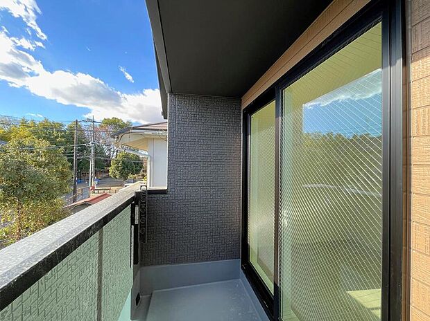 【バルコニー】◆南向きのバルコニーの前には雲以外に太陽を遮るものがありません。お洗濯物も乾きやすく、何より明るく気持ちのいい光が入ってきます。