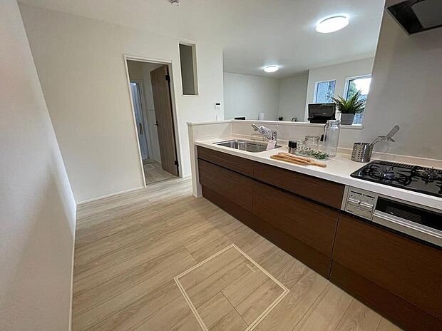 【キッチン】◆人気の対面式キッチン。お食事の準備をしながらでもご家族とのコミュニケーションを楽しめます♪ぜひご見学の際にはキッチンに立ち、生活をイメージしてください。