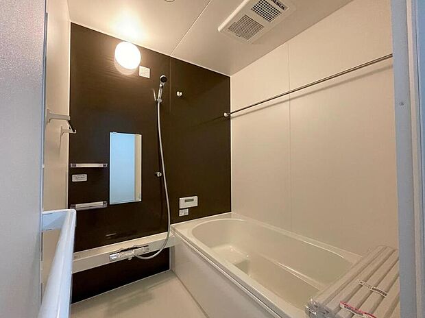 【浴室】◆毎日の疲れをいやす浴室は1坪タイプです。足を伸ばしてゆっくりとくつろげます。浴室暖房乾燥機も標準装備です♪