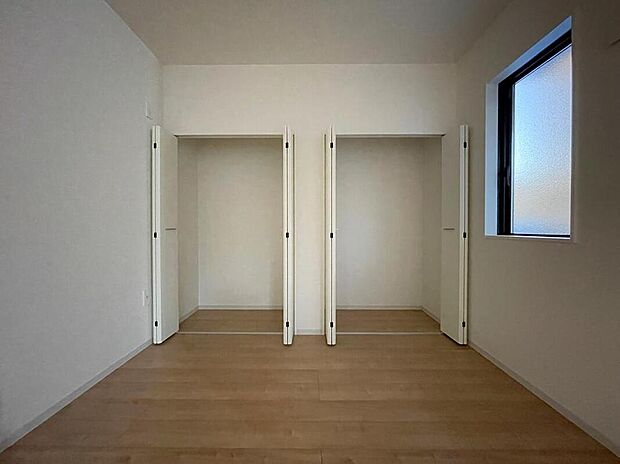 【リビング以外の居室】◆2階の各居室にはそれぞれ収納を完備！しっかりとした容量のスペースを確保しているので、お部屋は美しい空間を保てますね♪