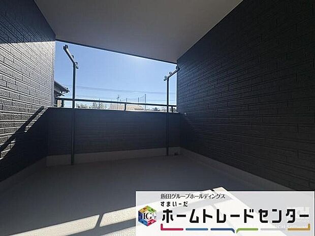 【バルコニー】◆バルコニーの前には雲以外に太陽を遮るものがありません。お洗濯物も乾きやすく、何より明るく気持ちのいい光が入ってきます。