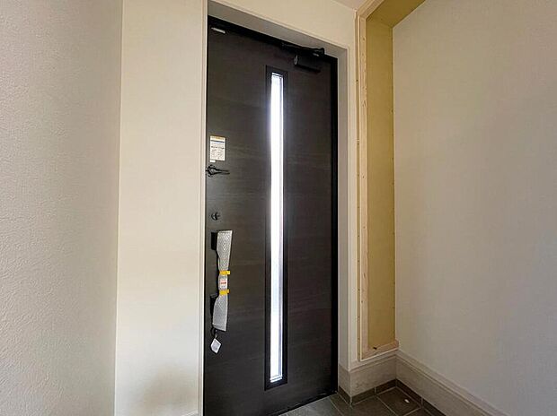 【玄関】◆お家で出会う人々を迎える玄関だからこそ、広々清潔感あふれる空間にしたいものです。採光・通風にも配慮された設計で毎日明るい空間をキープします♪