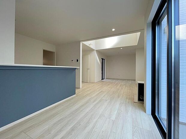 【リビング】◆南向きの大きな窓から明るい陽射しがたっぷり入ります。一日を通して陽射しをしっかり取り込んでくれる2面採光なので、夜まで照明いらずで過ごせます♪