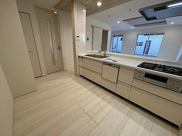 【キッチン】◆人気の対面式キッチン。お食事の準備をしながらでもご家族とのコミュニケーションを楽しめます♪ぜひご見学の際にはキッチンに立ち、生活をイメージしてください。