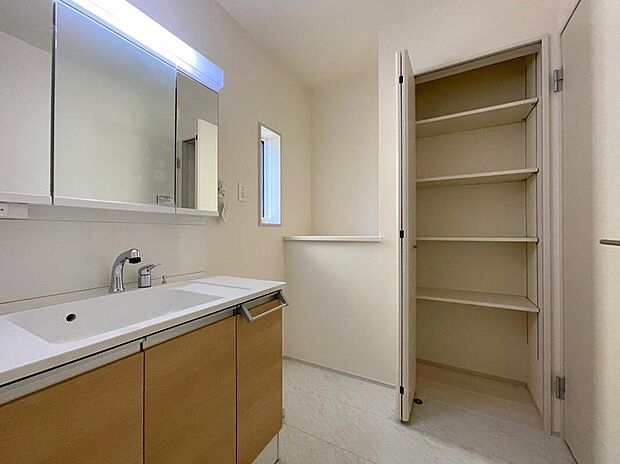 【洗面台・洗面所】◆洗面スペースはお掃除やメンテナンスが楽にできる様に設計されております。ドラム式の洗濯機を配置しても十分なスペースを確保した設計となっております。