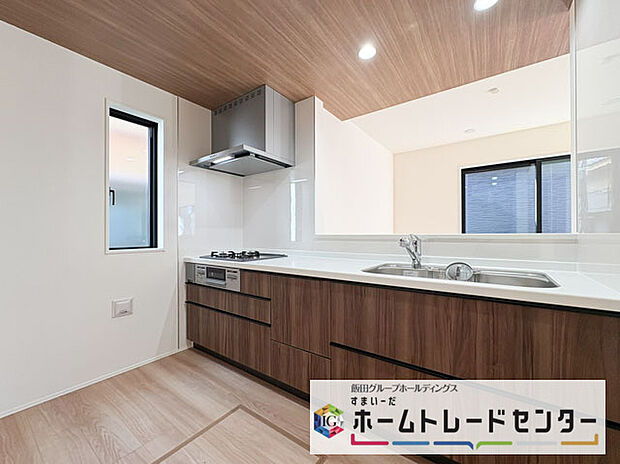 【システムキッチン】◆人気の対面式キッチン。お食事の準備をしながらでもご家族とのコミュニケーションを楽しめます♪ぜひご見学の際にはキッチンに立ち、生活をイメージしてください。