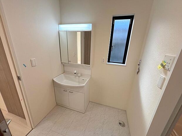 【洗面台・洗面所】◆洗面スペースはお掃除やメンテナンスが楽にできる様に設計されております。ドラム式の洗濯機を配置しても十分なスペースを確保した設計となっております。