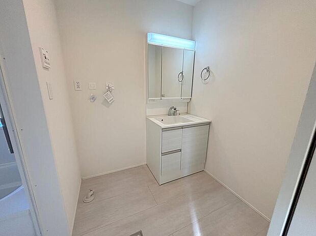 【洗面台・洗面所】◆洗面スペースはお掃除やメンテナンスが楽にできる様に設計されております。ドラム式の洗濯機を配置しても十分なスペースを確保した設計となっております。