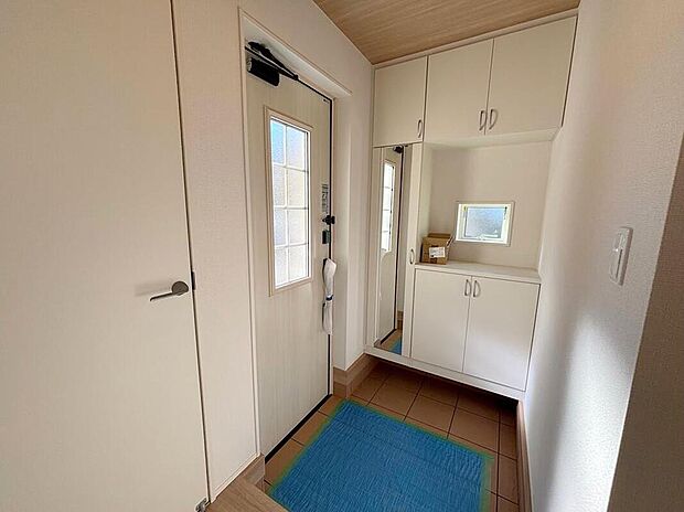 【玄関】◆お家で出会う人々を迎える玄関だからこそ、広々清潔感あふれる空間にしたいものです。採光・通風にも配慮された設計で毎日明るい空間をキープします♪