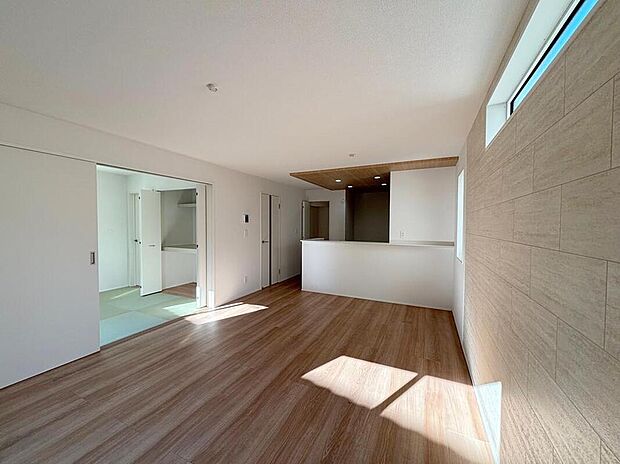 【リビング】◆リビングを温かく居心地の良い空間にしてくれる木目調の柔らかな風合い。休日はご家族みんなの癒しや憩いの場となってくれます♪