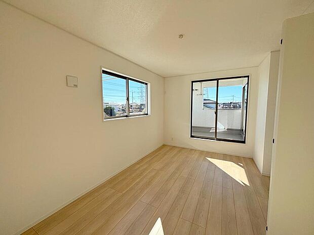 【リビング以外の居室】◆居室のサッシにはペアガラスを採用、高い断熱性による省エネと結露対策に有効です。室内を快適な空間に代えてくれます。現地の通風や採光も実際にご確認下さいませ。