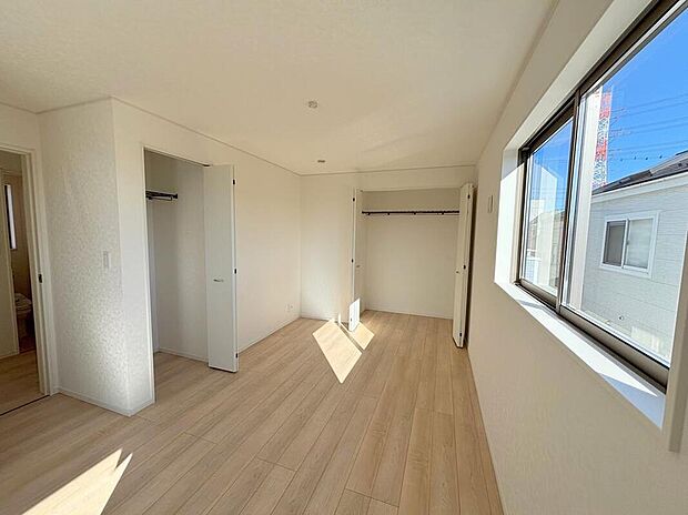 【収納】◆2階の各居室にはそれぞれ収納を完備！しっかりとした容量のスペースを確保しているので、お部屋は美しい空間を保てますね♪