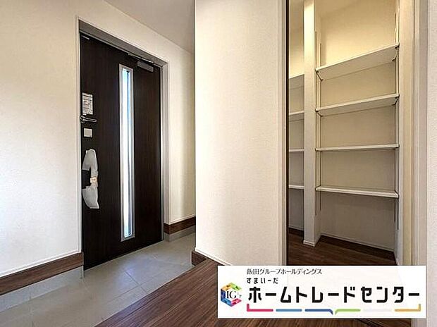【玄関】◆お家で出会う人々を迎える玄関だからこそ、広々清潔感あふれる空間にしたいものです。採光・通風にも配慮された設計で毎日明るい空間をキープします♪