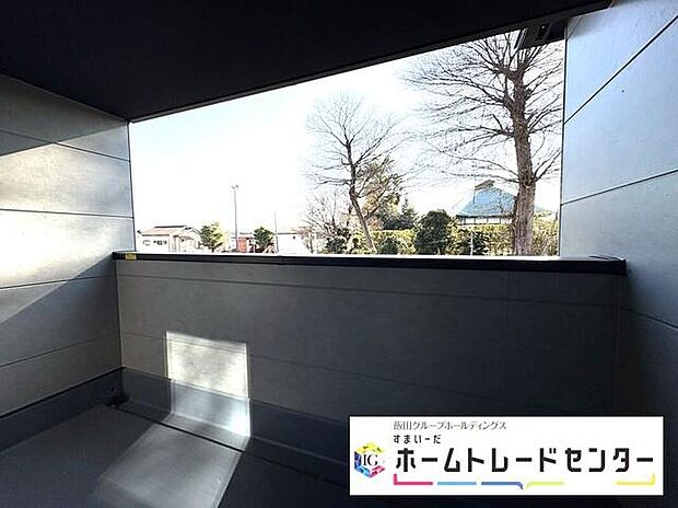【バルコニー】◆南向きのバルコニーの前には雲以外に太陽を遮るものがありません。お洗濯物も乾きやすく、何より明るく気持ちのいい光が入ってきます。