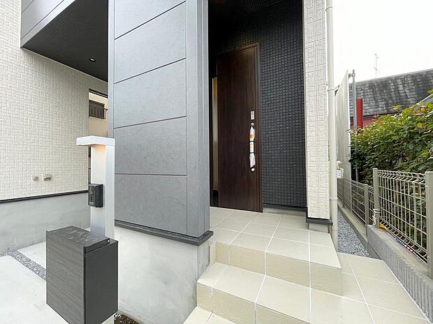 【玄関】◆TVモニター付きインターホンはカラーモニターで来訪者もひとめで分かります♪留守の間の来訪者が確認できる嬉しい録画機能付き！お子様が一人で留守番の間も安心です。