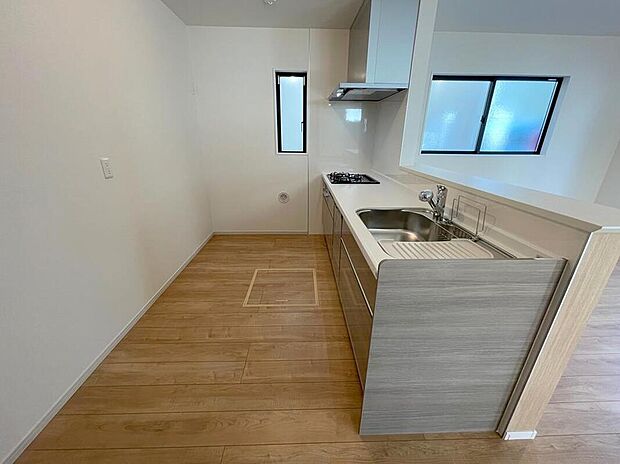 【キッチン】◆人気の対面式キッチン。お食事の準備をしながらでもご家族とのコミュニケーションを楽しめます♪ぜひご見学の際にはキッチンに立ち、生活をイメージしてください。