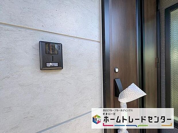 【玄関】◆TVモニター付きインターホンはカラーモニターで来訪者もひとめで分かります♪留守の間の来訪者が確認できる嬉しい録画機能付き！お子様が一人で留守番の間も安心です。
