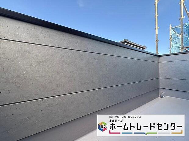 【バルコニー】◆南向きのバルコニーの前には雲以外に太陽を遮るものがありません。お洗濯物も乾きやすく、何より明るく気持ちのいい光が入ってきます。