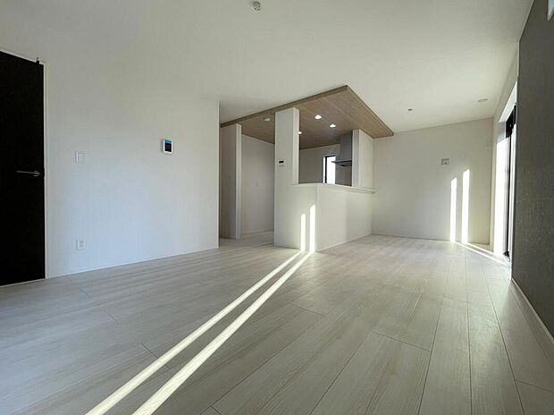 【リビング】◆リビングを温かく居心地の良い空間にしてくれる木目調の柔らかな風合い。休日はご家族みんなの癒しや憩いの場となってくれます♪