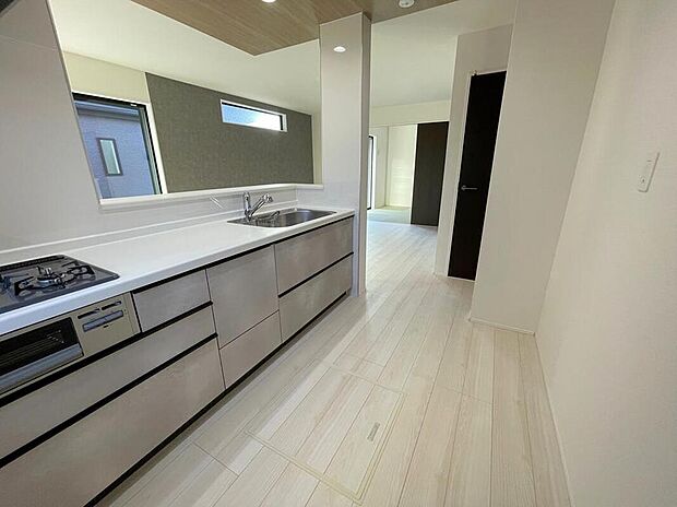 【キッチン】◆人気の対面式キッチン。お食事の準備をしながらでもご家族とのコミュニケーションを楽しめます♪ぜひご見学の際にはキッチンに立ち、生活をイメージしてください。