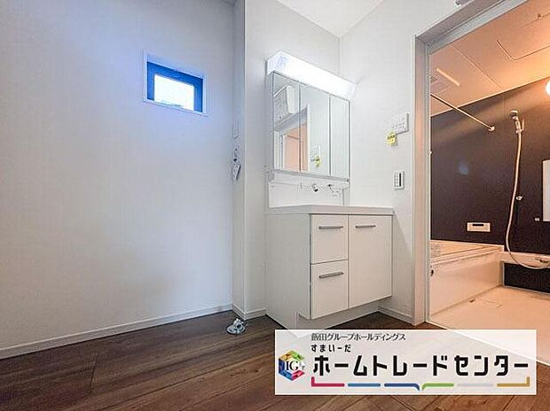 【洗面台・洗面所】◆洗面スペースはお掃除やメンテナンスが楽にできる様に設計されております。ドラム式の洗濯機を配置しても十分なスペースを確保した設計となっております。