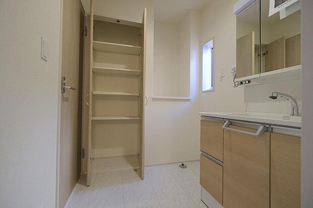 【洗面台・洗面所】◆洗面スペースはお掃除やメンテナンスが楽にできる様に設計されております。ドラム式の洗濯機を配置しても十分なスペースを確保した設計となっております。