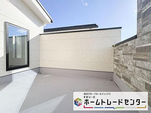 【バルコニー】◆南向きのバルコニーの前には雲以外に太陽を遮るものがありません。お洗濯物も乾きやすく、何より明るく気持ちのいい光が入ってきます。