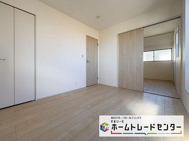 【リビング以外の居室】◆2階の各居室にはそれぞれ収納を完備！しっかりとした容量のスペースを確保しているので、お部屋は美しい空間を保てますね♪