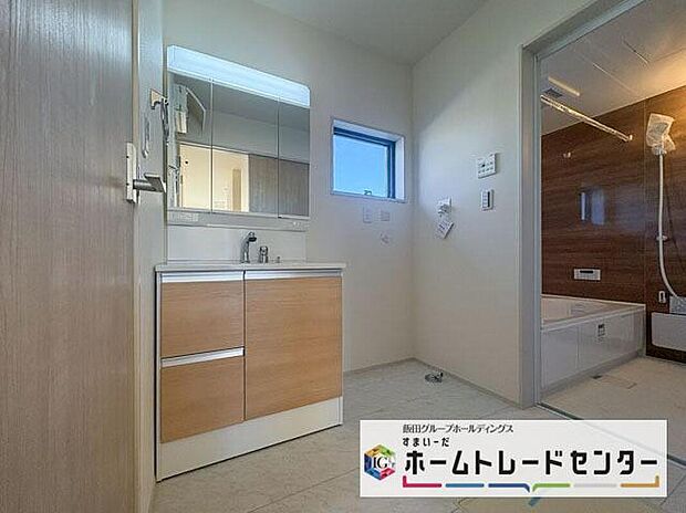 【洗面台・洗面所】◆洗面スペースはお掃除やメンテナンスが楽にできる様に設計されております。ドラム式の洗濯機を配置しても十分なスペースを確保した設計となっております。
