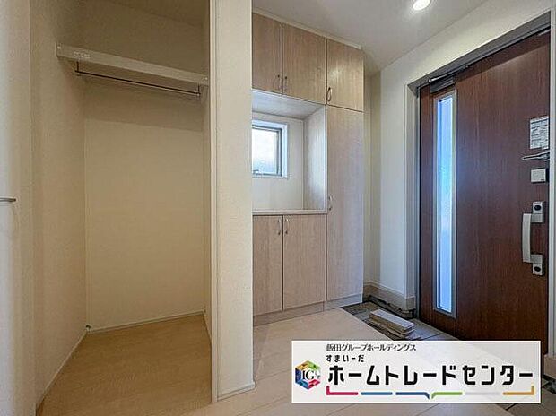 【玄関】◆お家で出会う人々を迎える玄関だからこそ、広々清潔感あふれる空間にしたいものです。採光・通風にも配慮された設計で毎日明るい空間をキープします♪