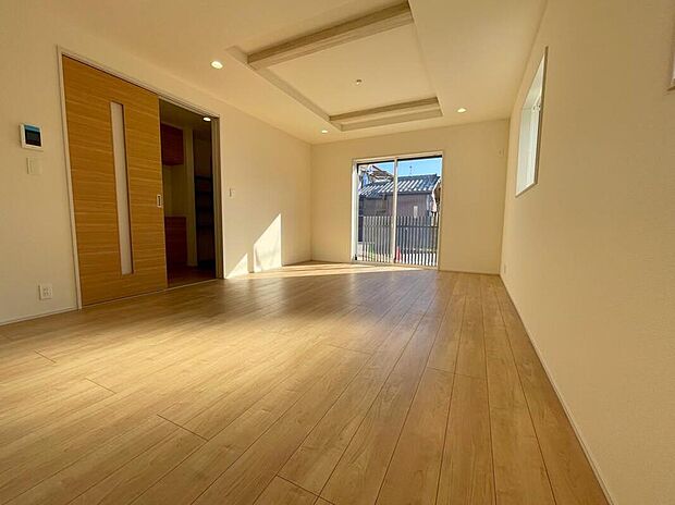 【リビング】◆リビングを温かく居心地の良い空間にしてくれる木目調の柔らかな風合い。休日はご家族みんなの癒しや憩いの場となってくれます♪