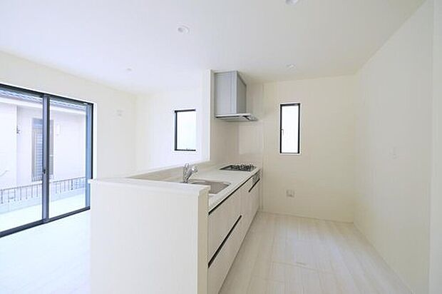 【キッチン】◆人気の対面式キッチン。お食事の準備をしながらでもご家族とのコミュニケーションを楽しめます♪ぜひご見学の際にはキッチンに立ち、生活をイメージしてください。