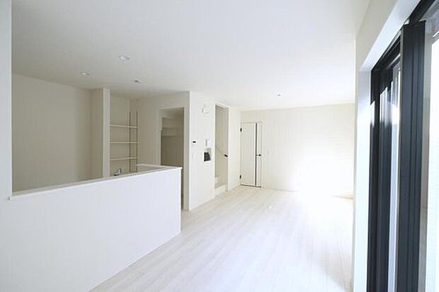 【リビング】◆南向きの大きな窓から明るい陽射しがたっぷり入ります。一日を通して陽射しをしっかり取り込んでくれる2面採光なので、夜まで照明いらずで過ごせます♪