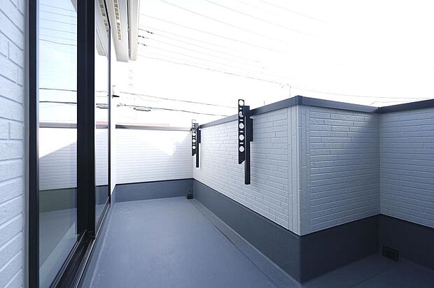 【バルコニー】◆南向きのバルコニーの前には雲以外に太陽を遮るものがありません。お洗濯物も乾きやすく、何より明るく気持ちのいい光が入ってきます。