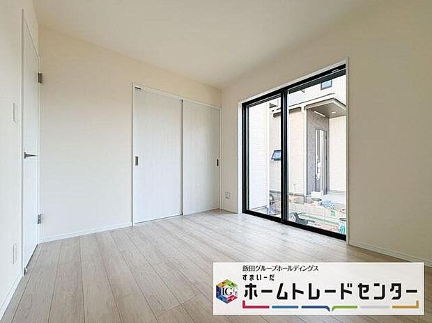 【リビング以外の居室】◆リビングと隣接したお部屋では、ゴロゴロする、お子様を寝かせる、客間として利用するなど、ライフスタイルに合わせて変化をもたらすことができます。