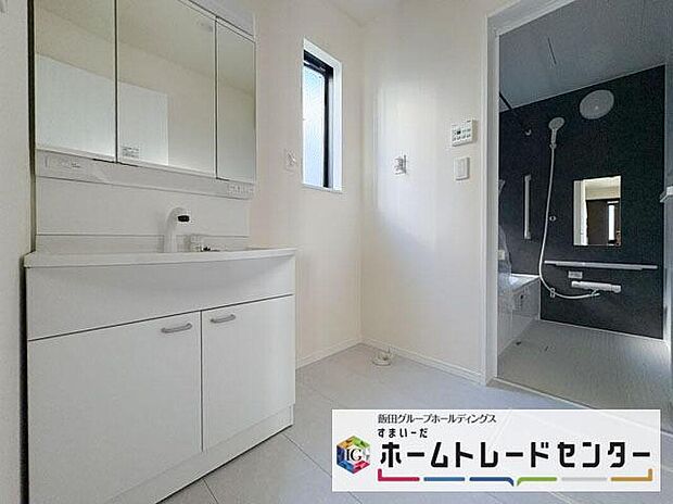 【洗面台・洗面所】◆洗面スペースはお掃除やメンテナンスが楽にできる様に設計されております。ドラム式の洗濯機を配置しても十分なスペースを確保した設計となっております。