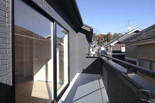 【バルコニー】◆南向きのバルコニーの前には雲以外に太陽を遮るものがありません。お洗濯物も乾きやすく、何より明るく気持ちのいい光が入ってきます。