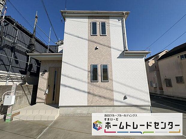 【玄関】◆TVモニター付きインターホンはカラーモニターで来訪者もひとめで分かります♪留守の間の来訪者が確認できる嬉しい録画機能付き！お子様が一人で留守番の間も安心です。