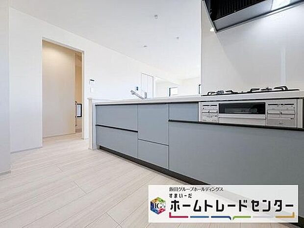 【キッチン】◆人気の対面式キッチン。お食事の準備をしながらでもご家族とのコミュニケーションを楽しめます♪ぜひご見学の際にはキッチンに立ち、生活をイメージしてください。