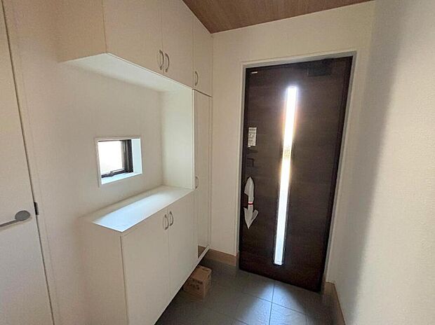 【玄関】家で出会う人々を迎える玄関だからこそ、広々清潔感あふれる空間にしたいものです。採光・通風にも配慮された設計で毎日明るい空間をキープします♪