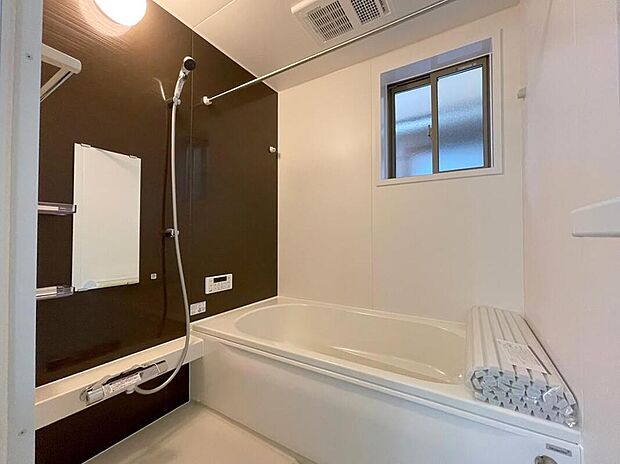 【浴室】◆毎日の疲れをいやす浴室は1坪タイプです。足を伸ばしてゆっくりとくつろげます。浴室暖房乾燥機も標準装備です♪