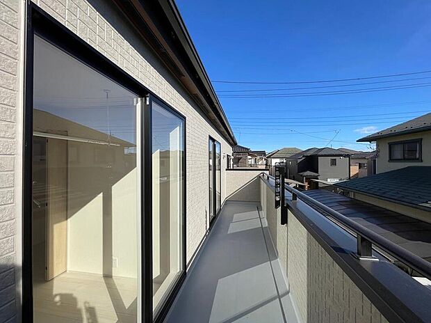 【バルコニー】◆南向きのバルコニーの前には雲以外に太陽を遮るものがありません。お洗濯物も乾きやすく、何より明るく気持ちのいい光が入ってきます。