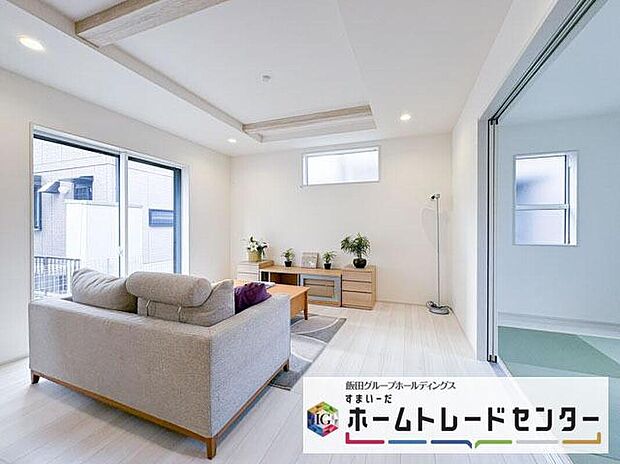 【リビング】◆大きな窓は遮音性に優れたペアガラスの窓となっています。リビングでたくさんはしゃいで遊んでも、お子様の声を気にしなくて大丈夫です♪