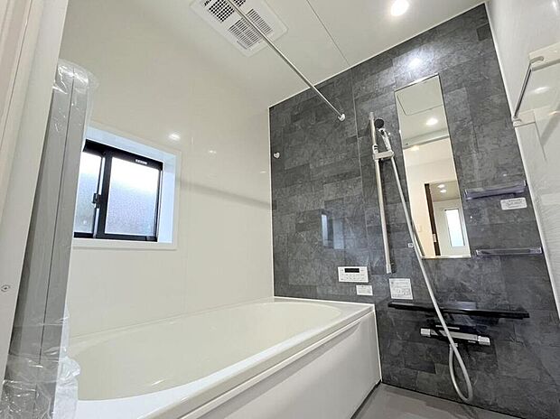 【浴室】◆毎日の疲れをいやす浴室は1坪タイプです。足を伸ばしてゆっくりとくつろげます。浴室暖房乾燥機も標準装備です♪