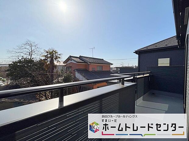 【バルコニー】◆南向きのバルコニーの前には雲以外に太陽を遮るものがありません。お洗濯物も乾きやすく、何より明るく気持ちのいい光が入ってきます。