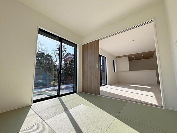 【リビング以外の居室】◆リビングと隣接したお部屋では、ゴロゴロする、お子様を寝かせる、客間として利用するなど、ライフスタイルに合わせて変化をもたらすことができます。