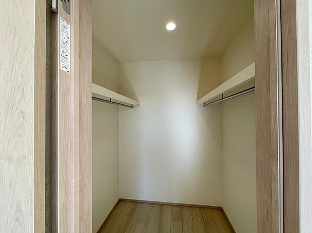 【収納】◆2階の各居室にはそれぞれ収納を完備!しっかりとした容量のスペースを確保しているので、お部屋は美しい空間を保てますね♪