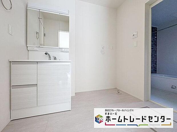 【洗面台・洗面所】◆洗面スペースはお掃除やメンテナンスが楽にできる様に設計されております。ドラム式の洗濯機を配置しても十分なスペースを確保した設計となっております。